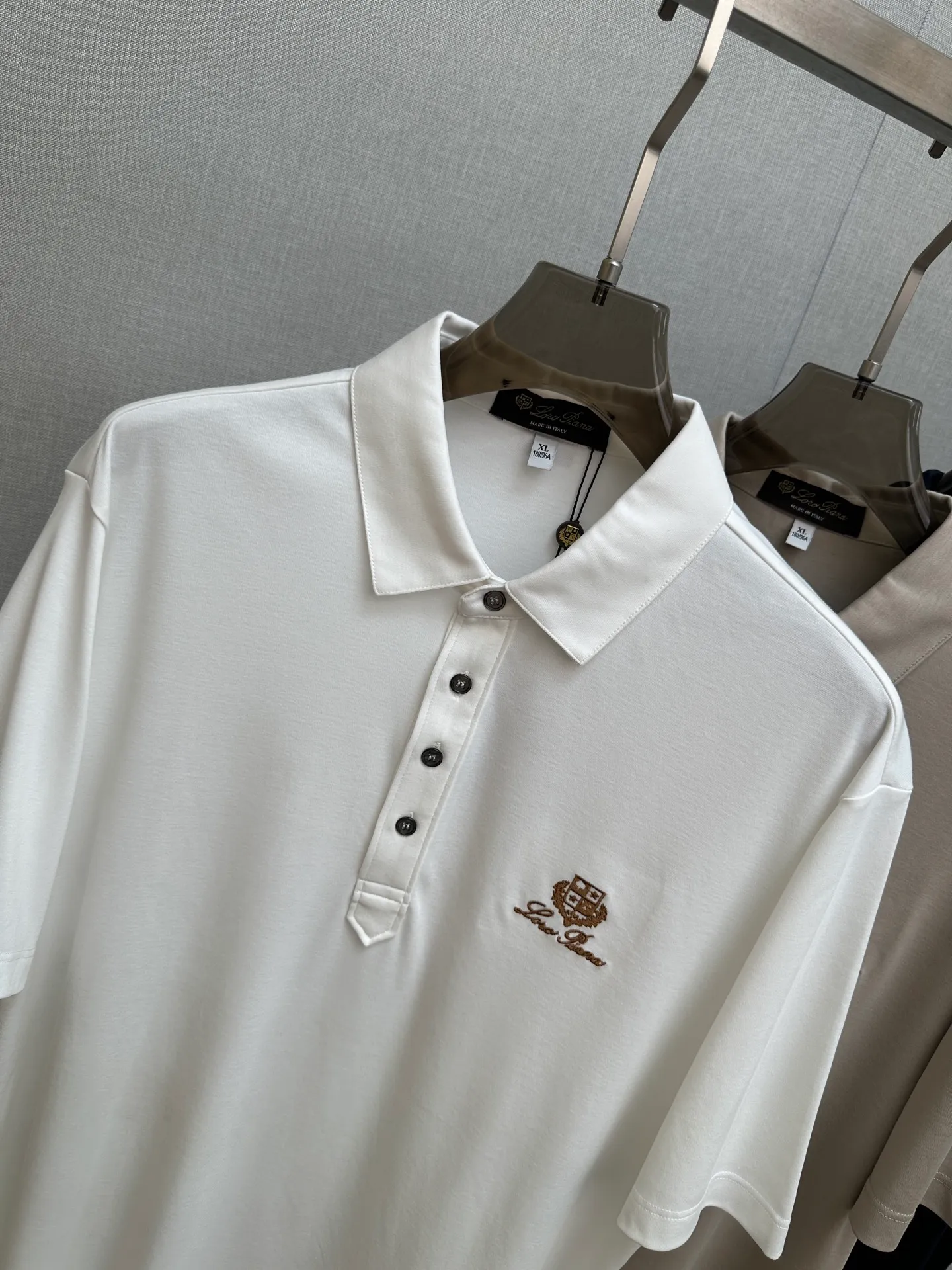 Spring and summer New Arrival's first counter is the latest New Arrival lapel short-sleeve, refreshing and breathable. Premium customized design, avant-garde and fashionable! The brand logo is designed with heavy craftsmanship. It feels soft. It is comfortable to wear. It has exquisite counter-level stitching. It has fine workmanship. The upper body effect is incomparably handsome! A must-have item for a stylish man! Sizes:M-3XL